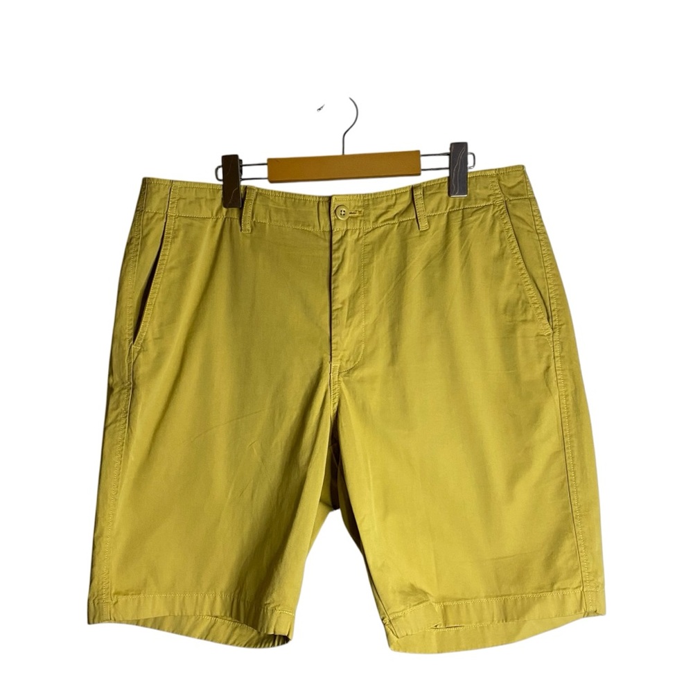 Uniqlo Men's Mustard Flat Front Casual Shorts Inseam 9''